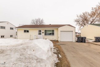 102 12th St NW, Mandan, ND 58554
