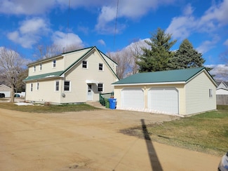 611 3rd Ave W, Cresco, IA 52136