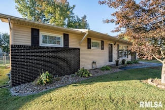 1104 E Poplar St, Herrin, IL 62948