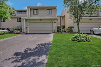 86 Chestnut Ln, Woodbury, NY 11797