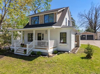 1124 E Mitchell St, Petoskey, MI 49770