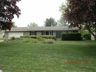 713 4th St, Kalkaska, MI 49646