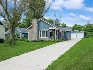 1305 Maplewood Dr NE, Cedar Rapids, IA 52402