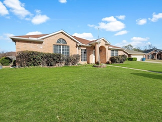 1208 Urban Dr, Desoto, TX 75115