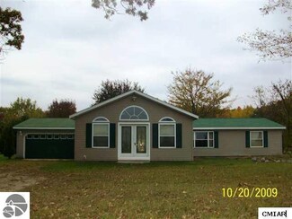 3925 E Deaner Rd, Edmore, MI 48829