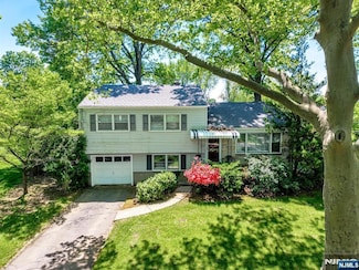 320 Ellen Place, Paramus, NJ 07652