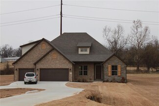 710 King Arthur Dr, Springdale, AR 72762