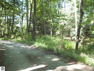 103 Crystal Downs Dr, Frankfort, MI 49635