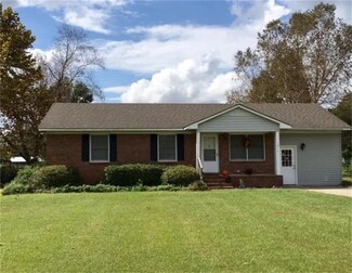 1014 Welsh Poppy Cir, Manning, SC 29102
