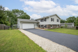 4402 Elmleaf Dr, McHenry, IL 60051