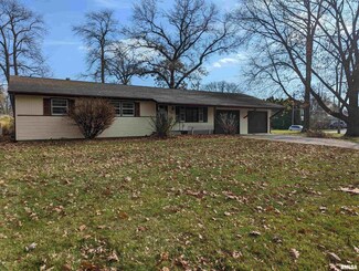 1221 10th St, Silvis, IL 61282