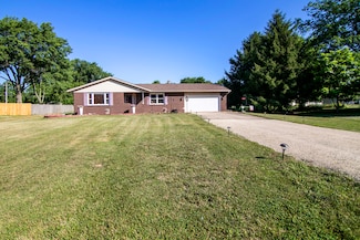 1005 Paul Dr, Saint Anne, IL 60964