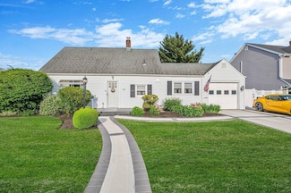39 Oaktree Ln, Levittown, NY 11756