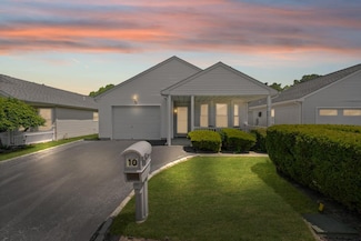 10 Orange Tree Ct, Manorville, NY 11949