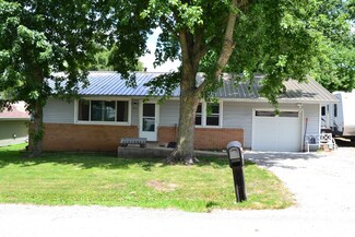 706 S Alexander St, Clinton, IL 61727