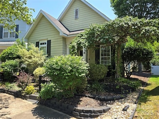 318 Center Dr, Davidson, NC 28036