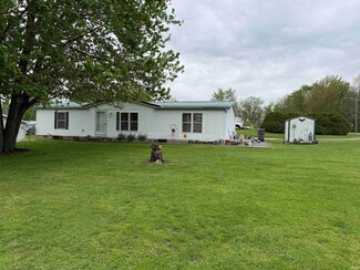 102 Willow Bend Dr, Wolcottville, IN 46795