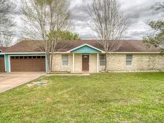834 Country Club Dr, La Grange, TX 78945