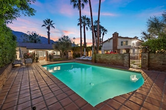 367 Tamarisk Rd, Palm Springs, CA 92262