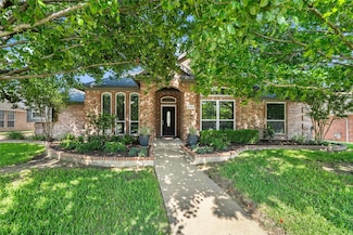 2704 Fox Glenn Ct, Hurst, TX 76054