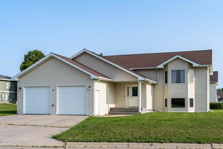 927 3rd Ave NE, Crookston, MN 56716