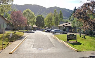 1465 NE 10th St, Grants Pass, OR 97526