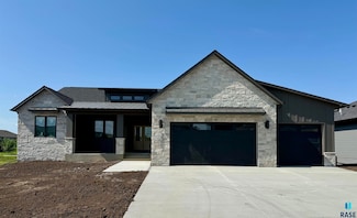7300 E Misty Knoll Cir, Sioux Falls, SD 57110