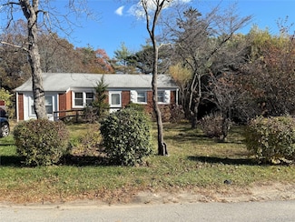 1663 N Thompson Dr, Bay Shore, NY 11706
