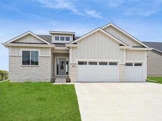 460 NW Gracewood Dr, Waukee, IA 50263