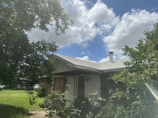 1207 Douglas Rd, Electra, TX 76360