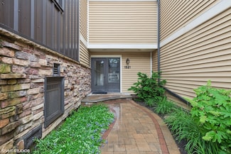 1521 S County Farm Rd Unit 1-3, Wheaton, IL 60189
