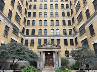 559 W Surf St Unit 501, Chicago, IL 60657