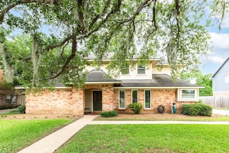 333 Banyan Dr, Lake Jackson, TX 77566