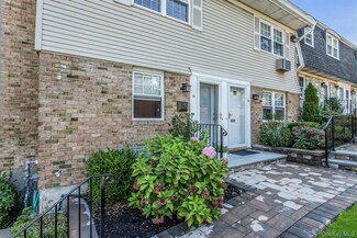 11 Harbour Ln Unit 1A, Oyster Bay, NY 11771