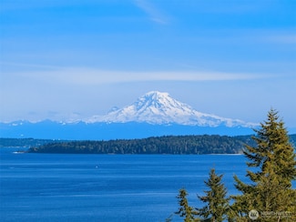 6715 NE Dapple Ct, Bainbridge Island, WA 98110
