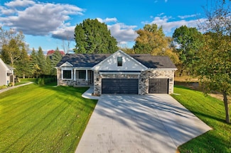 16445 Sleepy Hollow Dr, Fenton, MI 48430