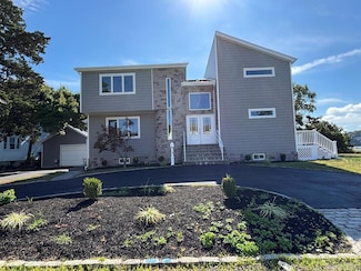 35 Adams Ave, Bayville, NY 11709