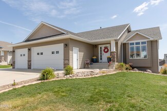 5113 Mellowsun Dr, Bismarck, ND 58503