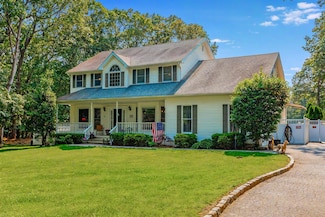 44 Croft Ln, Smithtown, NY 11787