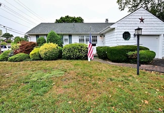 3 N Brook Dr, Valley Stream, NY 11581