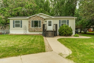 426 Dover Dr, Bismarck, ND 58504