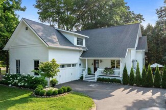 558 E Lake St, Harbor Springs, MI 49740
