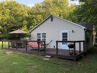 8856 Voyles Ln, Staunton, IL 62088