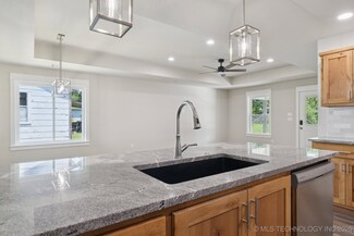 607 N Division St, Coweta, OK 74429