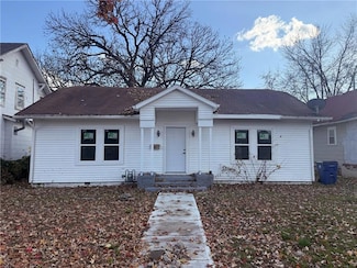 611 W 3rd St, Coffeyville, KS 67337