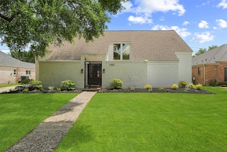 1323 Warwickshire Dr, Houston, TX 77077