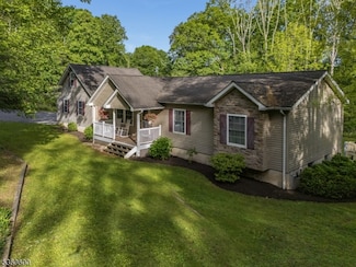 17 Glenn Ave, Glen Gardner, NJ 08826