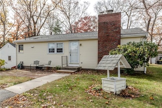 28 Lakeview Dr, Greenville, RI 02828