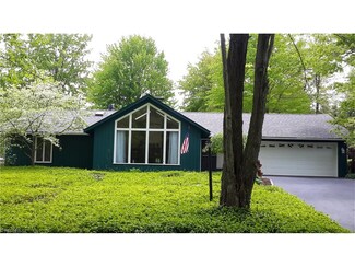 7368 Oakwood Dr, Brookfield, OH 44403