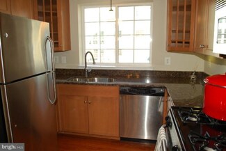 4083 S Four Mile Run Dr Unit 304, Arlington, VA 22204